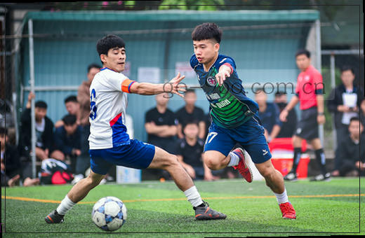 少年跃起投篮 篮球划出弧线入网